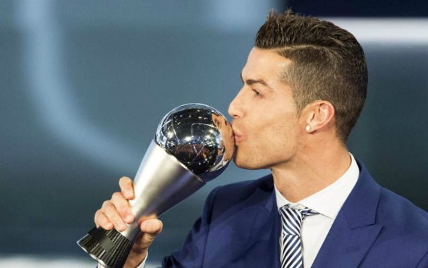 Ronaldo đoạt giải Cầu thủ xuất sắc nhất năm của FIFA