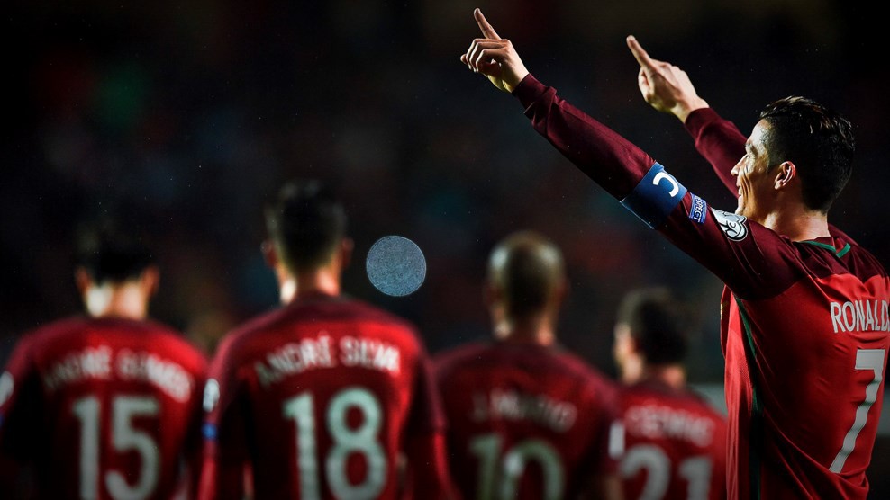 Ronaldo ghi bàn 70 cho ĐTQG, Bồ Đào Nha bám sát Thụy Sỹ