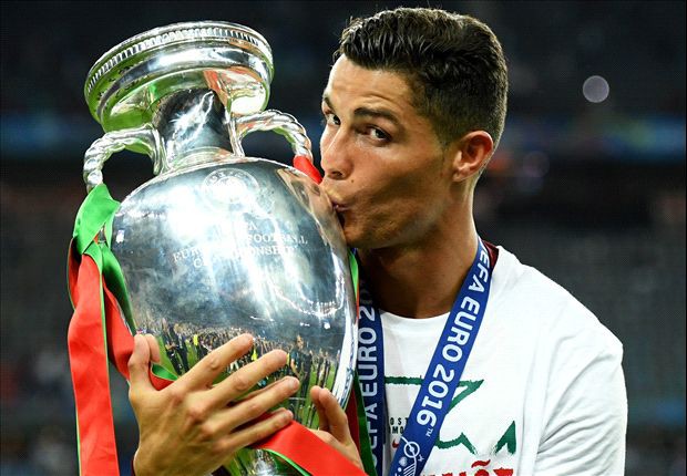 Ronaldo lọt Top 5 người nổi tiếng có thu nhập cao nhất thế giới