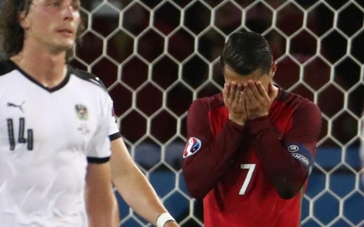 Ronaldo ngày càng sút phạt đền kém như ... Messi