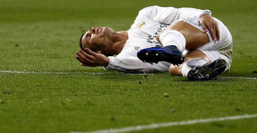 Ronaldo chấn thương: Một người đau, hai đội sợ