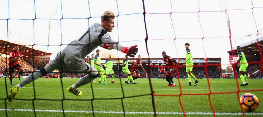 Đôi găng "lỏng" phá hỏng derby Merseyside?