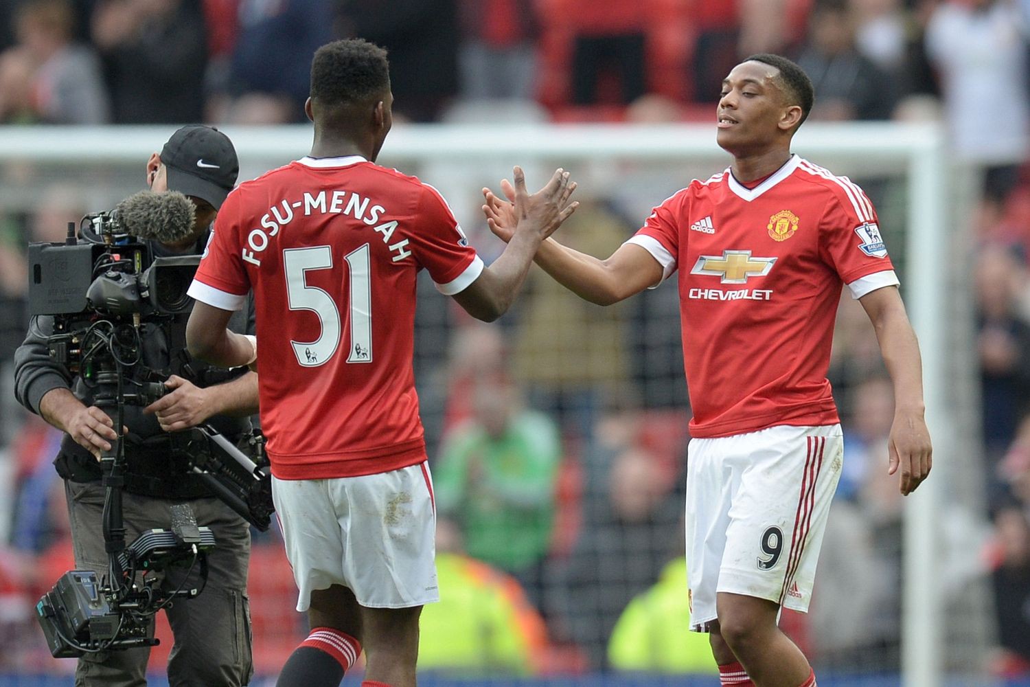 Sao trẻ Man Utd tán tỉnh người tình cũ của đàn anh
