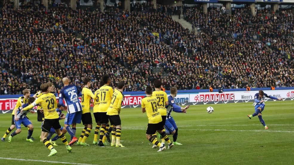 Sẩy chân ở Berlin, Dortmund lỡ cơ hội áp sát Top 2