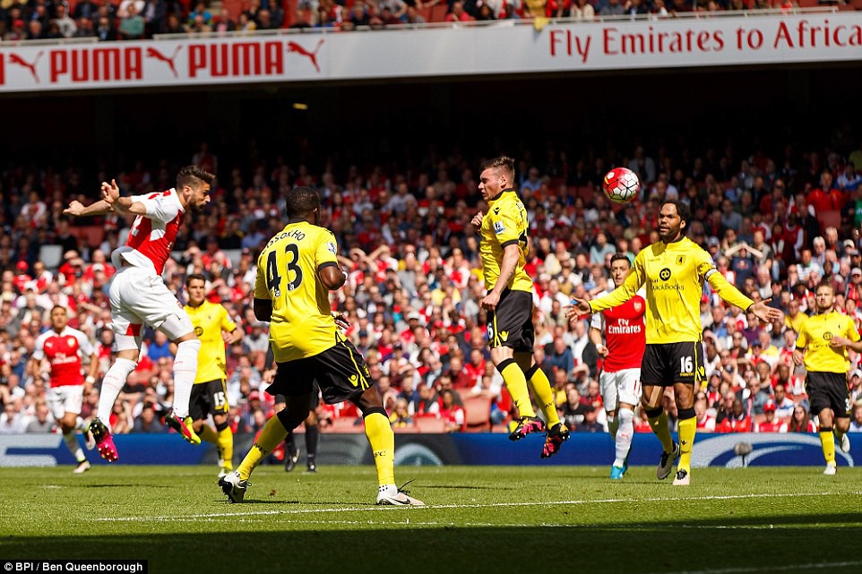 Arsenal 4&ndash;0 Aston Villa: Giroud mang ng&ocirc;i nh&igrave; bảng về cho Arsenal