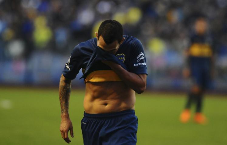 Tevez sút ra ngoài ở khoảng cách 3m