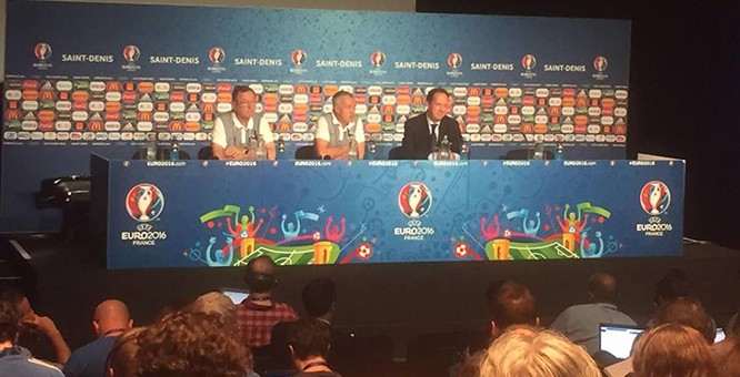 Thư EURO: HLV Deschamps thừa nhận không có thuốc trị Ronaldo!