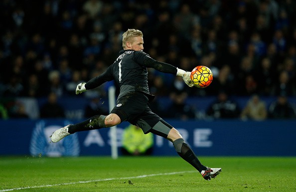 Thủ môn Leicester phát động tấn công tốt thứ 2 Premier League 2015/16