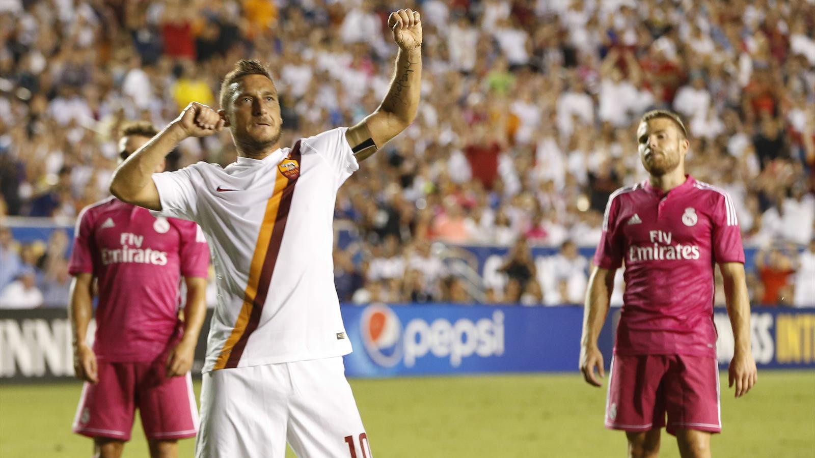 Video: "Gừng già" Totti vẫn "cay"