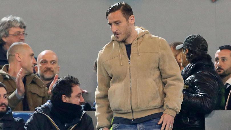 Totti rơm rớm nước mắt khi bị "đuổi" lên khán đài