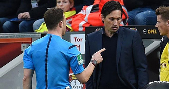 Trọng tài Bundesliga bỏ trận vì HLV không tuân lời