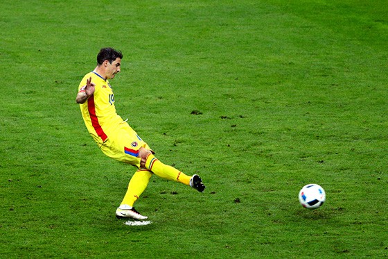 Pháp 2-1 Romania: "Show diễn" của Payet