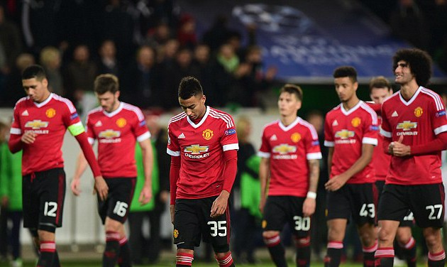 Vì tiền, Man Utd có thể buông Cúp