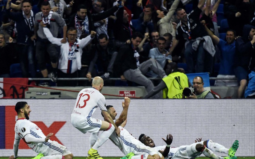 Lyon ngược dòng trước Besiktas ở trận cầu "hỗn loạn"