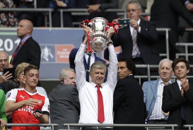 Vô địch FA Cup, Arsenal thưởng HLV Wenger hợp đồng mới?