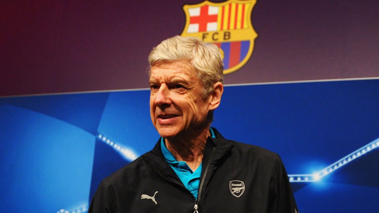 HLV Wenger kh&ocirc;ng tin Barcelona sẽ sang Anh thi đấu