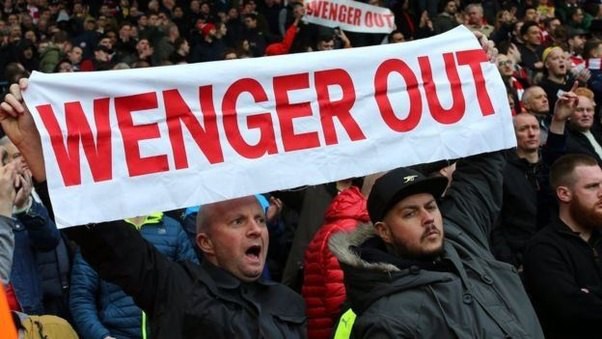 NHM Arsenal lại giăng biểu ngữ kêu gọi HLV Wenger từ chức NHM Arsenal lại giăng biểu ngữ kêu gọi HLV Wenger từ chức