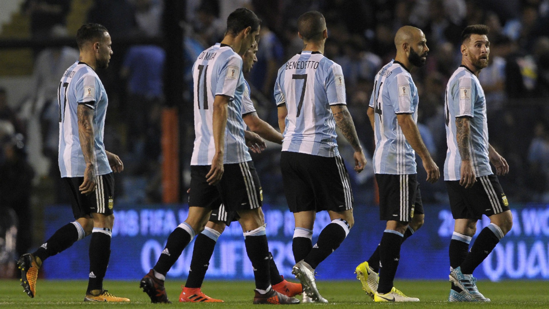 Messi v&agrave; đồng đội đang c&oacute; nguy cơ lớn phải xem World Cup 2018 qua TV