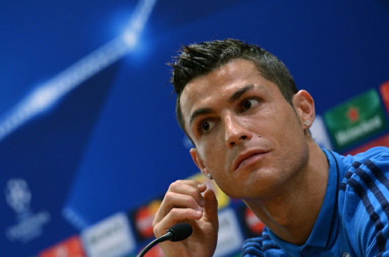 Ronaldo bỏ họp báo, Zidane... cười