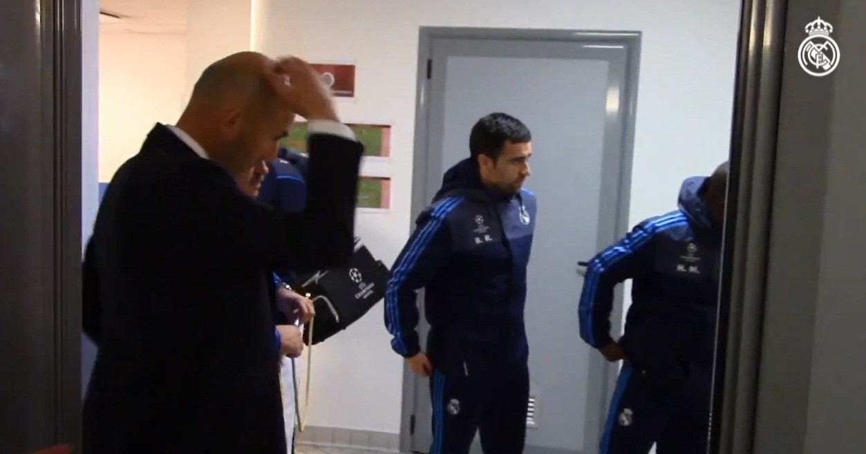 Zidane quê mặt vì bị học trò ngó lơ
