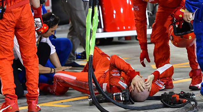 Tai nạn đáng tiếc ở khu kỹ thuật của đội Ferrari. Tai nạn đáng tiếc ở khu kỹ thuật của đội Ferrari.