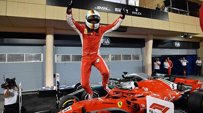 Vettel ăn mừng khi giành chiến thắng chặng. Vettel ăn mừng khi giành chiến thắng chặng.