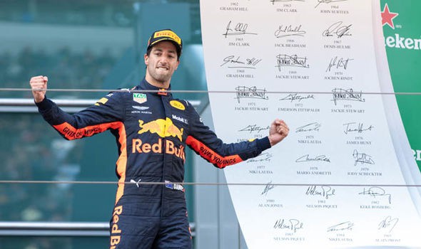 Tay đua Ricciardo tính bỏ Red Bull, Mercedes và Ferrari mừng thầm