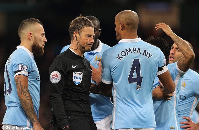 Tottenham hạ Man City nhờ... trọng tài vi phạm quy tắc vàng