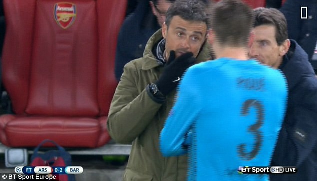 Enrique xúi Pique dính thẻ nhằm lách luật?