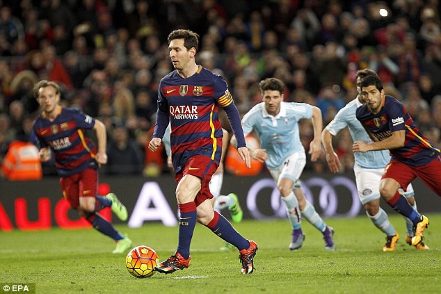 Ai sáng tạo đá phạt đền kiểu Messi - Suarez?