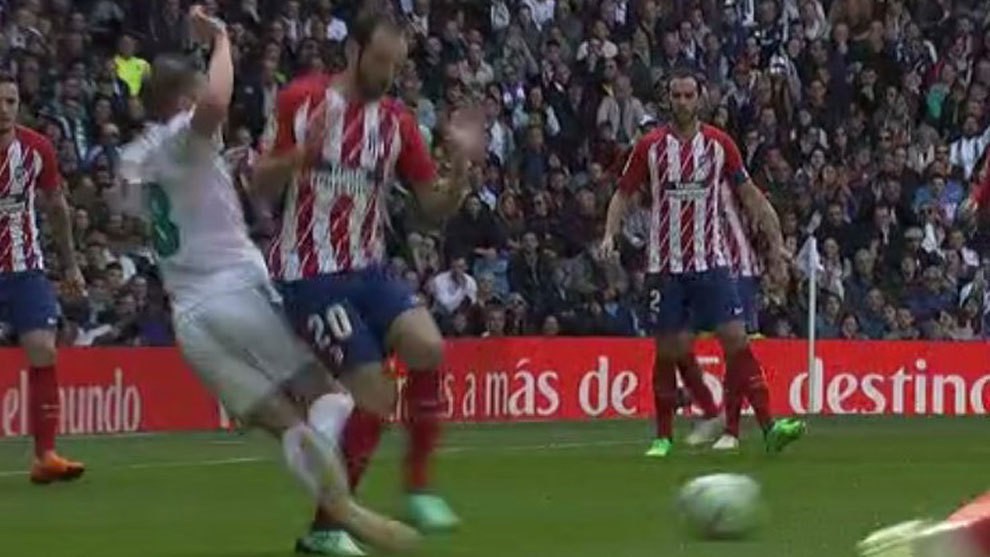 H&igrave;nh ảnh: Kroos bị Juanfran phạm lỗi trong v&ograve;ng cấm