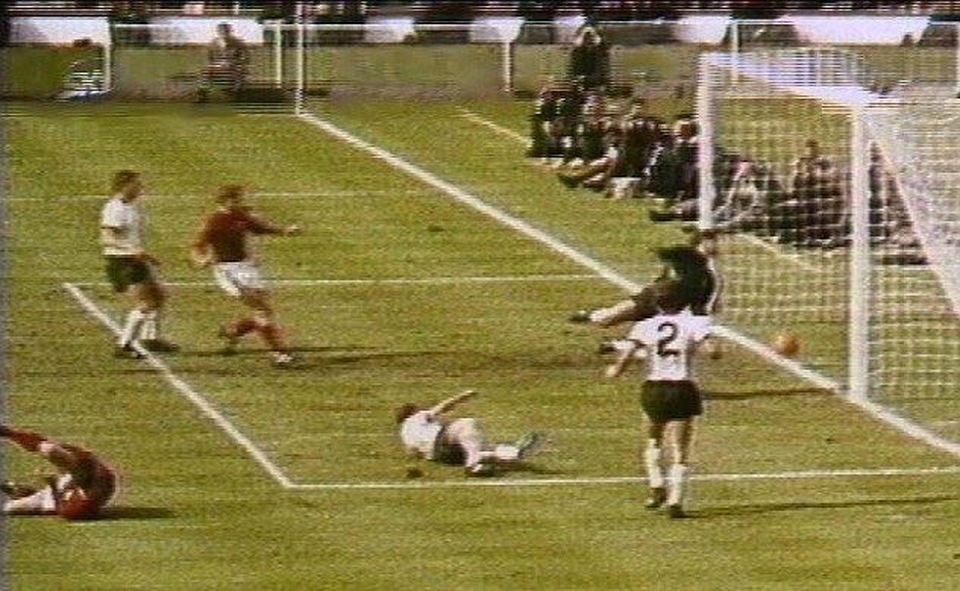 Bóng vẫn chưa qua vạch vôi sau pha dứt điểm của Geoff Hurst Hình ảnh: Bóng vẫn chưa qua vạch vôi sau pha dứt điểm của Geoff Hurst