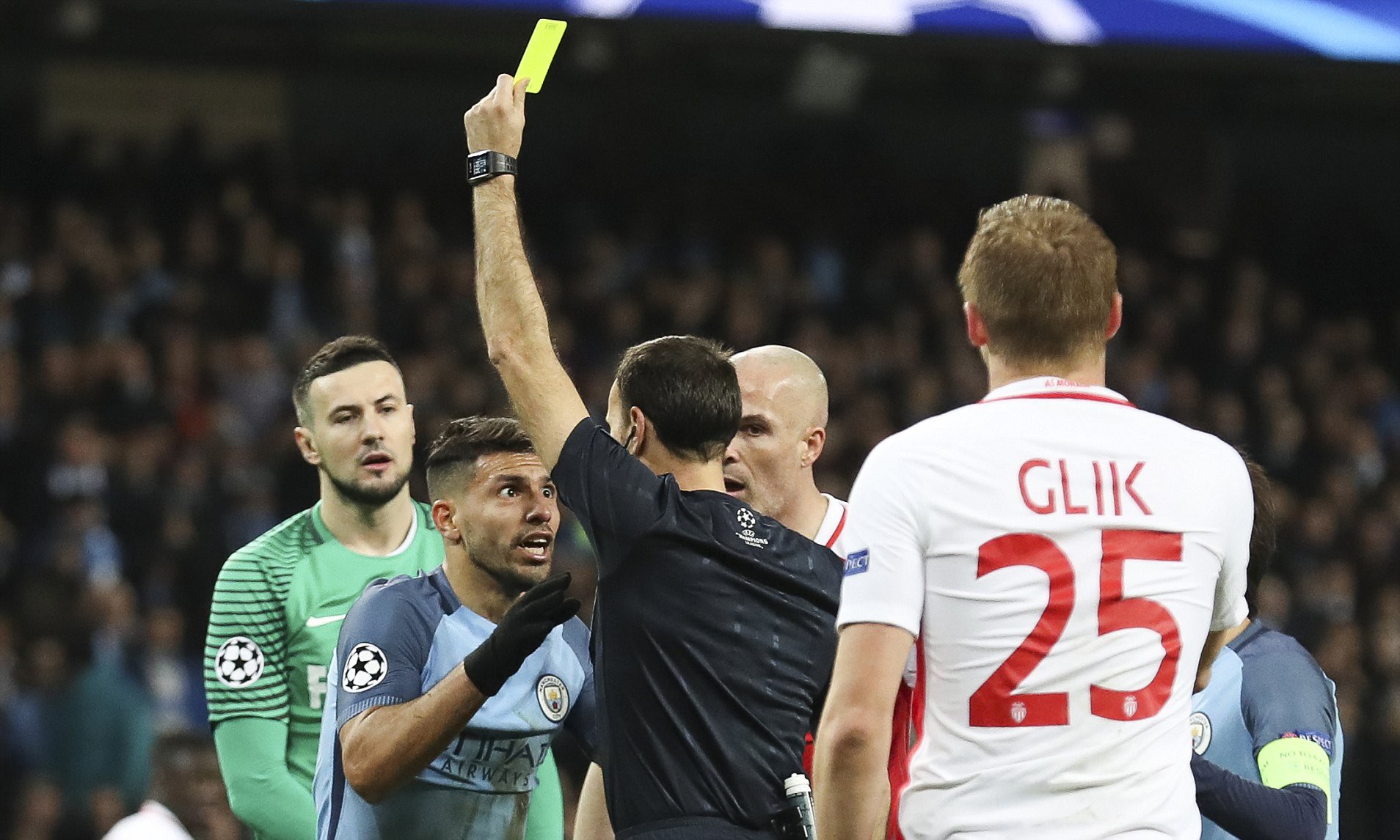 H&igrave;nh ảnh: Trọng t&agrave;i Lahoz tặng cho Aguero 1 tấm thẻ v&agrave;ng v&igrave; lỗi ăn vạ