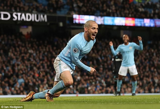 David Silva bị đau sau khi ghi bàn ở trận West Ham David Silva bị đau sau khi ghi bàn ở trận West Ham
