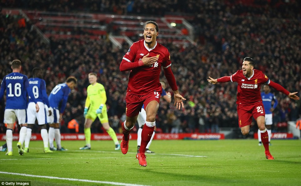 Video: "Bom tấn" Van Dijk tỏa sáng đem về chiến thắng quý giá cho Liverpool