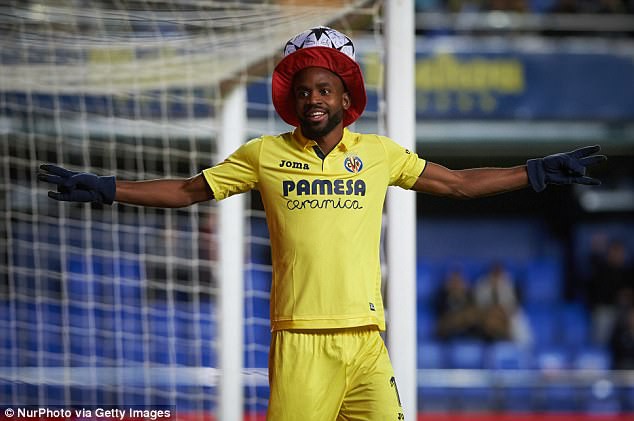 H&igrave;nh ảnh: Bakambu tới Trung Quốc với mức gi&aacute; kỷ lục