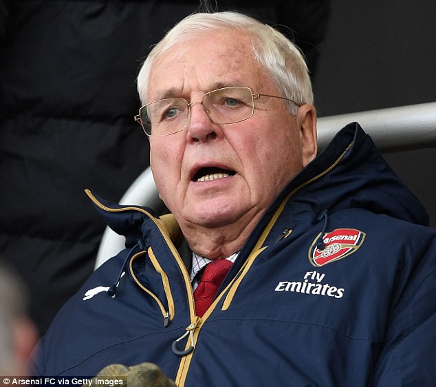 H&igrave;nh ảnh: Sir Chips Keswick c&oacute; tiếng n&oacute;i rất lớn trong th&agrave;nh phần BLĐ Arsenal