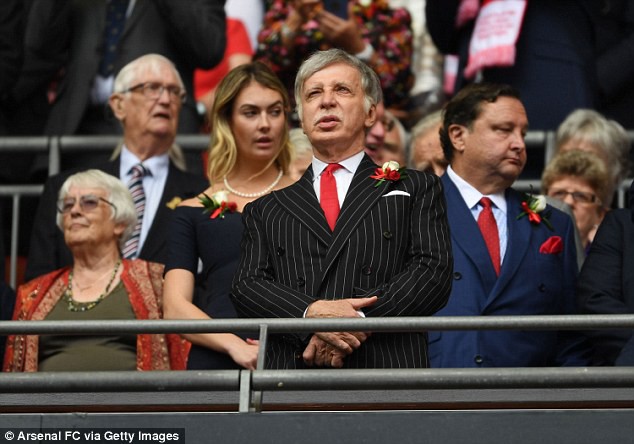 H&igrave;nh ảnh: &Ocirc;ng chủ Stan Kroenke l&agrave; người rất ủng hộ Wenger