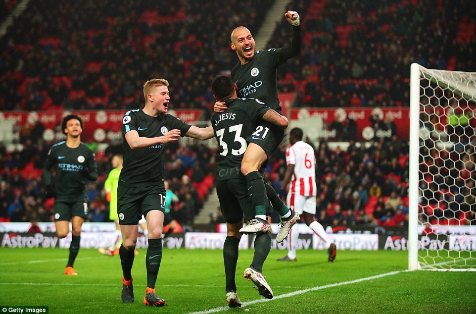Video: Silva lập cú đúp hạ Stoke, Man City cách chức vô địch đúng 2 trận