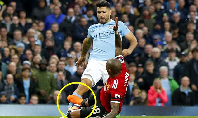 H&igrave;nh ảnh: Aguero cũng bị phạm lỗi ở trận derby nhưng trọng t&agrave;i vẫn kh&ocirc;ng thổi phạt đền
