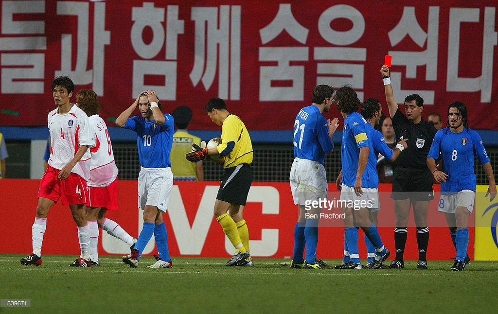 Trọng tài thiên vị Hàn Quốc trắng trợn tại World Cup 2002 Hình ảnh: Trọng tài thiên vị Hàn Quốc trắng trợn tại World Cup 2002
