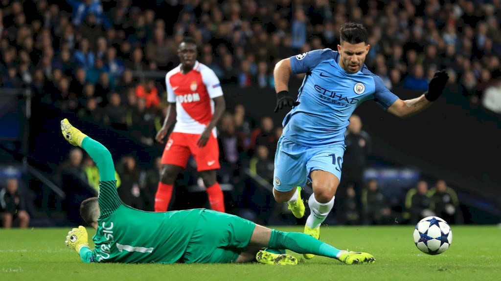 H&igrave;nh ảnh: Pha va chạm giữa Aguero v&agrave; Subasic m&agrave; Pep n&oacute;i tới