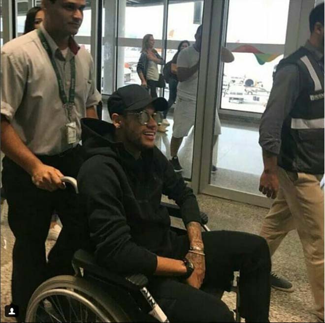 H&igrave;nh ảnh: Neymar phải di chuyển bằng xe lăn