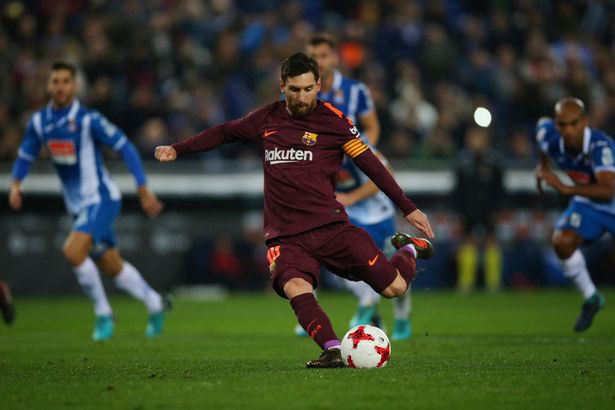 Messi bỏ lỡ cơ hội trên chấm penalty Hình ảnh: Messi bỏ lỡ cơ hội trên chấm penalty