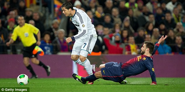 Top 15 pha "ăn vạ kinh điển" của BĐTG gọi tên Ronaldo và Robben (Kỳ 3)