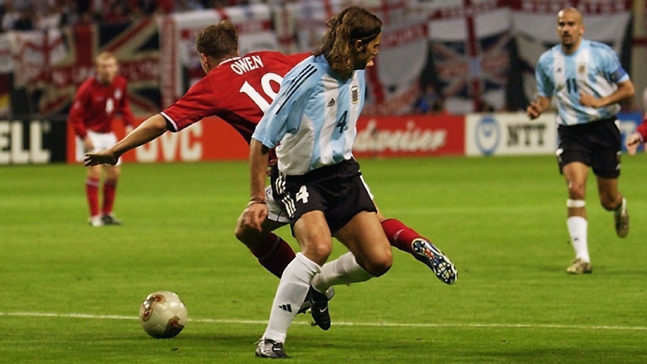 Owen kiếm về quả penalty quý giá cho ĐT Anh Hình ảnh: Owen kiếm về quả penalty quý giá cho ĐT Anh