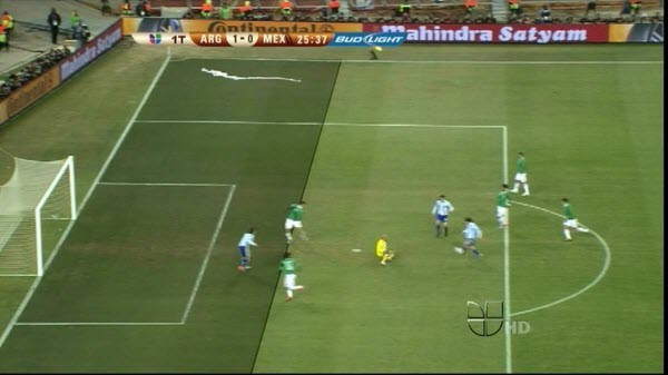Tevez ghi bàn trong tư thế việt vị rõ ràng Hình ảnh: Tevez ghi bàn trong tư thế việt vị rõ ràng