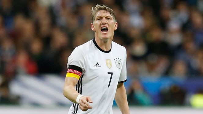 Schweinsteiger san bằng kỷ lục của Miroslav Klose với 37 lần kho&aacute;c &aacute;o ĐTGD.