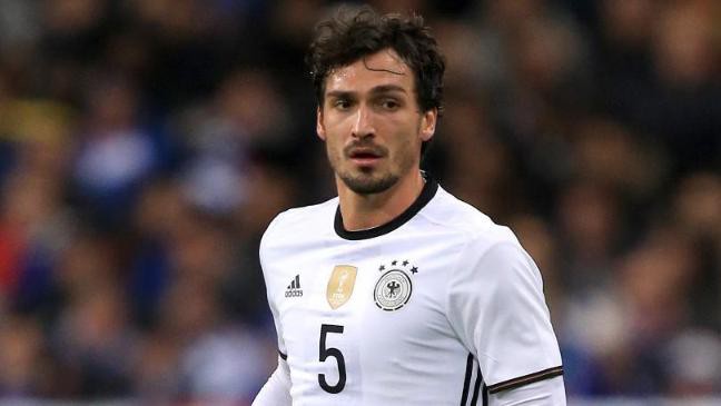 Mats Hummels sẽ kh&ocirc;ng thể ra s&acirc;n c&ugrave;ng tuyển Ph&aacute;p tại b&aacute;n kết.