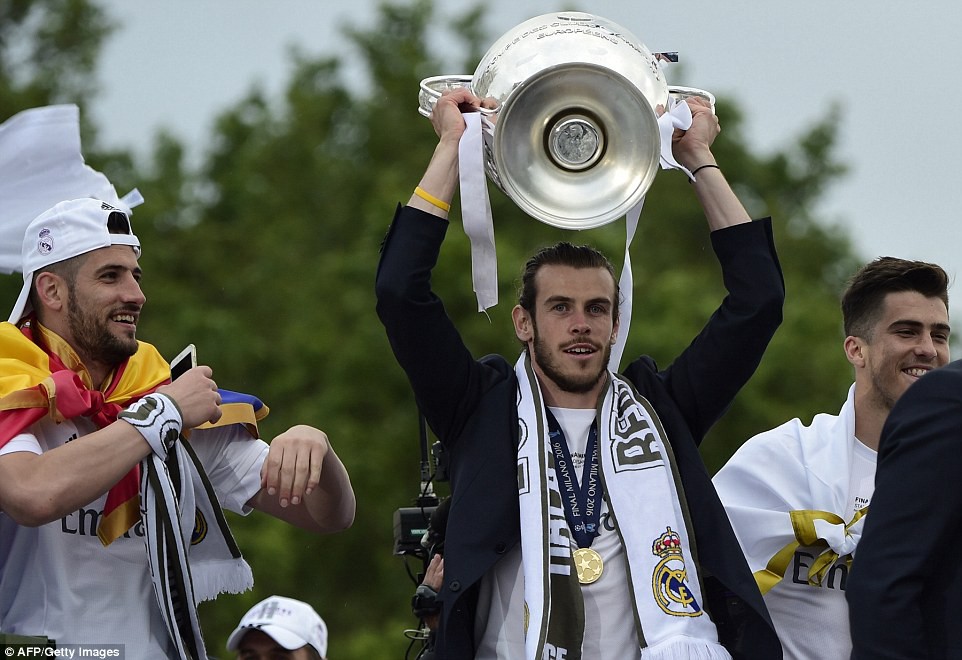 Gareth Bale, vẫn đeo huy chương chiến thắng của m&igrave;nh.